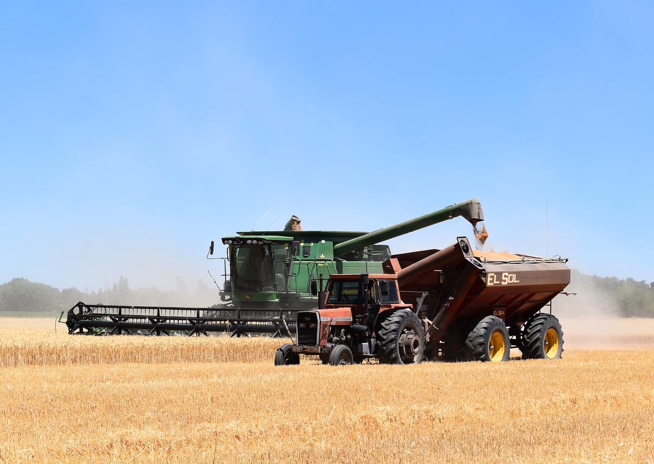 combine-harvester-1907864_1280.jpg